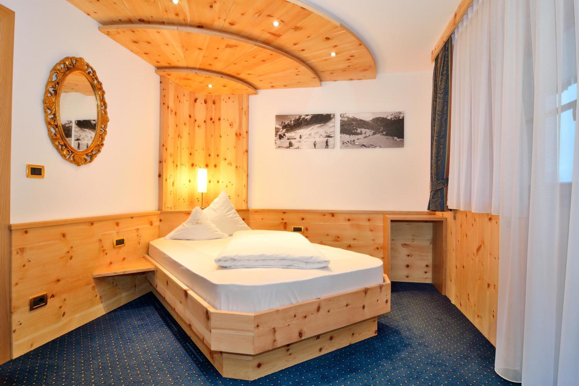 Garni Hotel Iris سيلفا دي فال جاردينا المظهر الخارجي الصورة