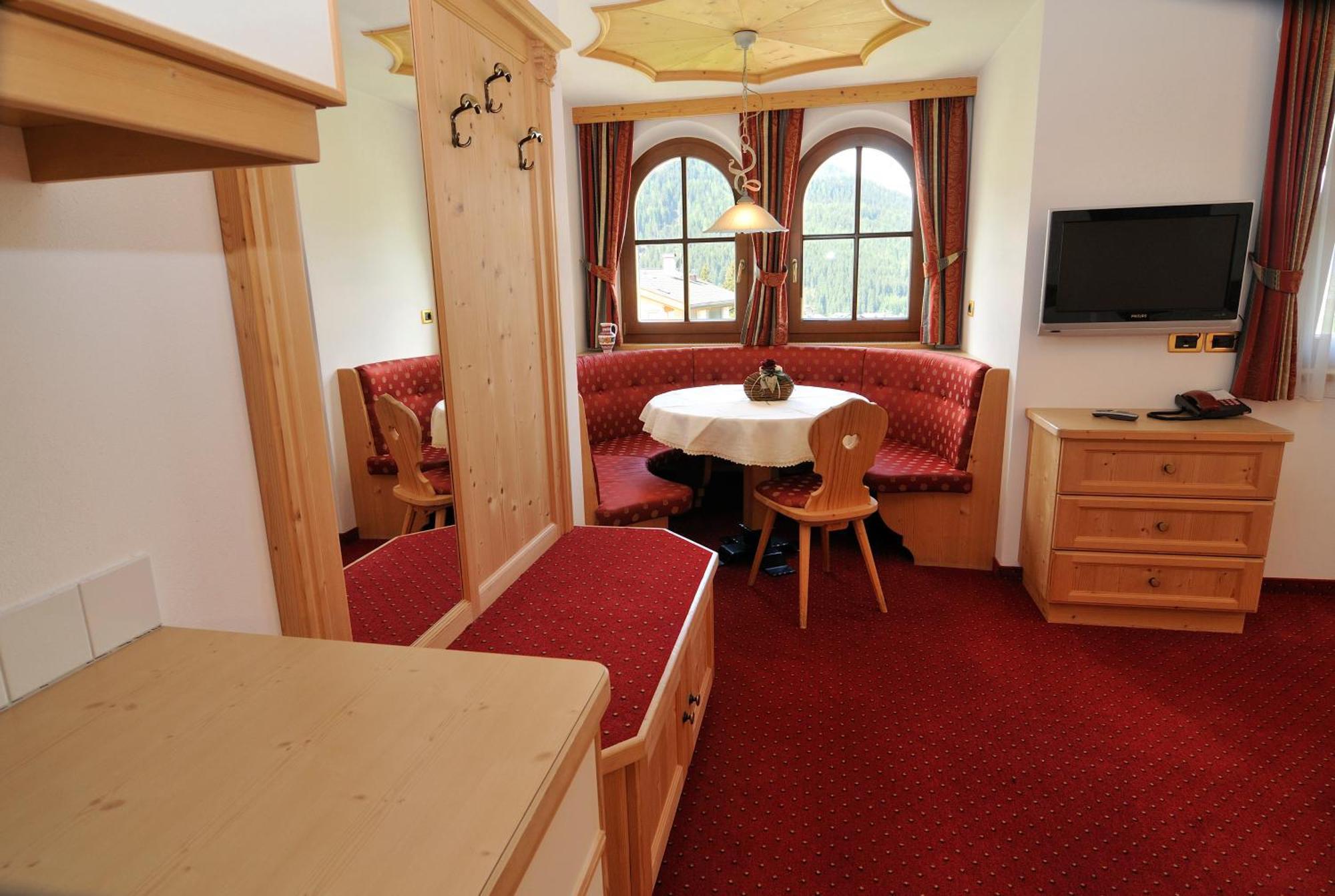 Garni Hotel Iris سيلفا دي فال جاردينا المظهر الخارجي الصورة
